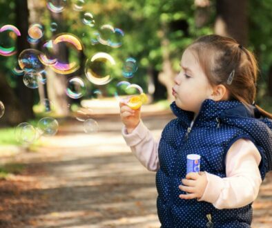 kid-soap-bubbles-child