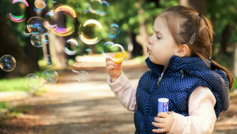 kid-soap-bubbles-child