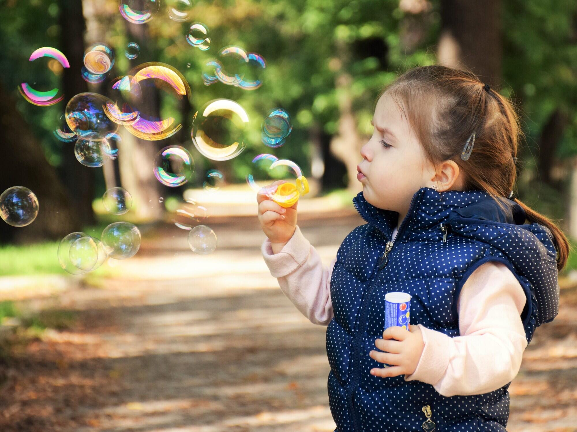 kid-soap-bubbles-child